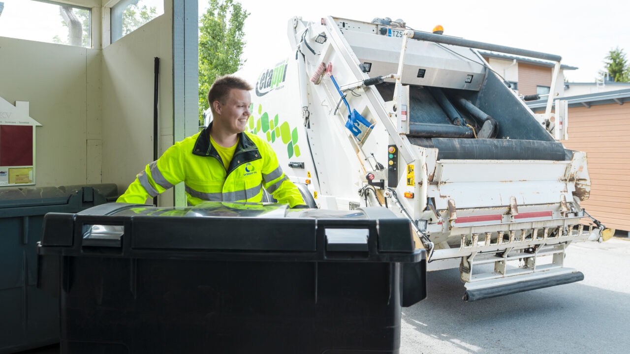 Lakeuden Etapin jätekuljettaja tyhjäämässä jäteastiaa jäteautoon.